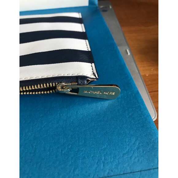 Michael Kors striped clutch - Picture 5 of 10